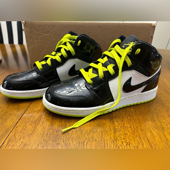 Air Jordan 1 mid SE GS “Black Cyber” - Picture 3 of 7